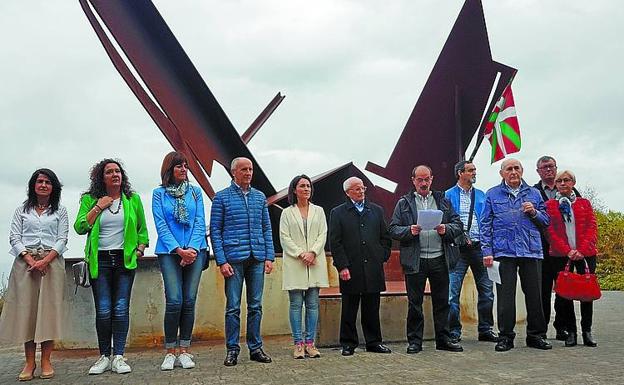 El acto se celebró junto a la escultura 'Matxitxakoko Guda'./Irekia