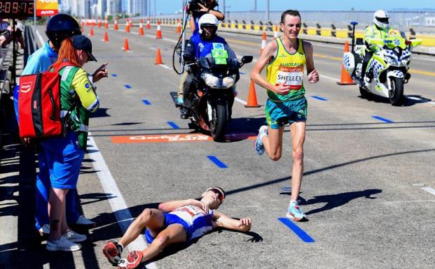 Callum Hawkins, tendido en el suelo mientras le hacen fotos. /Reuters