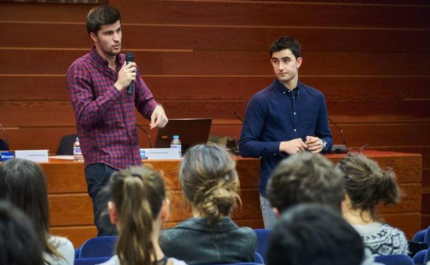 Markel Alberdi eta Ander Romaratek euren esperientzia partekatuko dute nerabeekin, iazko azaroan Deustuko Unibertsitateko ikasleekin egin bezala./USOZ