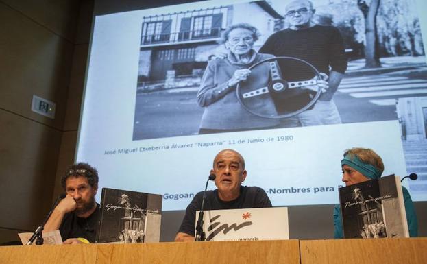 Iaz kaleratutako 'Gogoan hartzeko izenak' argazki liburuaren aurkezpenari dagokio argazkia./EUSKAL MEMORIA FUNDAZIOA