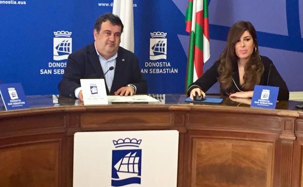 Ernesto Gasco y Laura Chamorro, en la presentación de la nueva web del Clúster Donostia Moda. /
