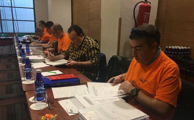 El comité de empresa, durante la reunión de este martes./BORJA AGUADO