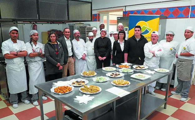 Alumnos, profesores y responsables de Bidasoa Activa, en el taller de cocina del Antiguo Hospital./DE LA HERA