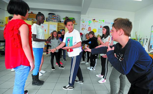 Pasos. Clase intensa en San Andrés, no hay tiempo que perder a la hora de ir hilando los pasos propuestos./FOTOS: FÉLIX MORQUECHO