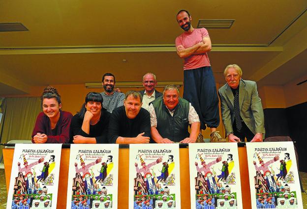 Cartel. Portalea acogió ayer un nutrido acto de presentación, aunque lejos del centenar de participantes del espectáculo.
/FÉLIX MORQUECHO