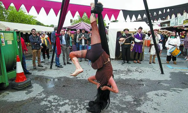 Una acróbata realiza una exhibición al ritmo de la música que marcan los juglares./F. DE LA HERA