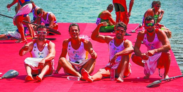 Aitor Gorrotxategi, segundo por la izquierda, feliz con sus compañeros del K-4 tras acabar la regata./