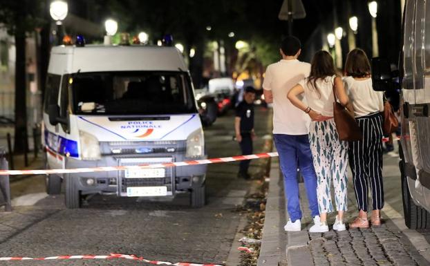 Hombre armado con un cuchillo apuñaló a siete personas — Ataque en París
