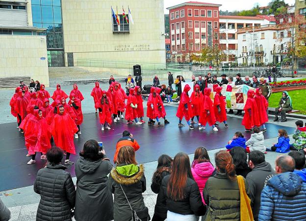 Concentración y actuación de danza ayer en Donostia por el Día Mundial Contra el Sida./UNANUE