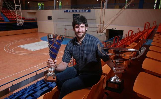 Gurutz Aginagalde posa con las dos copas logradas este año, la de subcampeón de la Copa Asobal y campeón de la Euskal Kopa./F. DE LA HERA