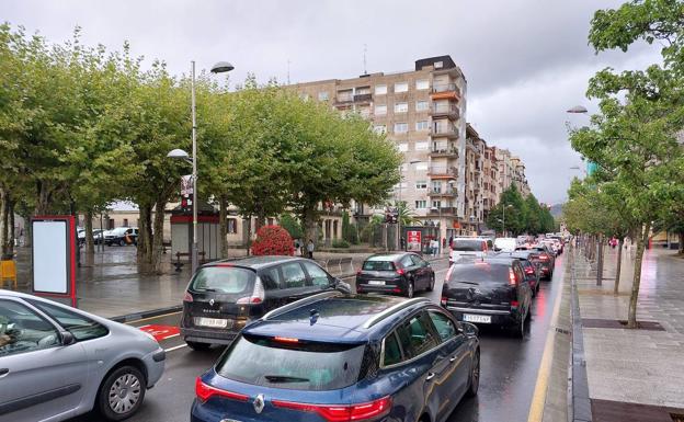 Irun vive un caos de tráfico durante horas por las colas de coches y camiones en la AP-8