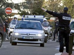Agentes de la policia francesa vigilan los dos vehículos y un furgón policial fuertemente custodiados, en los que han sido trasladados a las dependencias de la subdirección antiterrorista de París el presunto jefe militar de ETA, Aitzol Iriondo, y sus subalternos Eneko Zarrabeitia y Aitor Artetxe. /Efe/