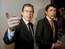 El vicepresidente y portavoz de la Comunidad de Madrid, Ignacio González (d) y el consejero madrileño de Presidencia, Justicia e Interior, Francisco Granados. / Efe/