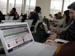 Los internautas españoles conocen a gente de hasta dos países en la Red./ Archivo/