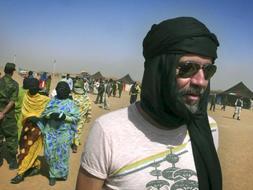 El actor Guillermo Toledo pasea entre los saharauis por el campamento de refugiados de Dajla. / Efe/