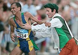 Un espontáneo asaltó a Vanderlei cuando encabezaba la carrera. / AFP/