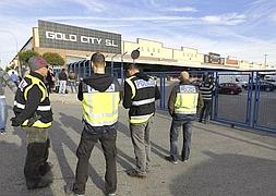 Agentes de la Policía Nacional, durante el registro a negocios de ciudadanos chinos en Fuenlabrada. / Fernando Alvarado (Efe) | Atlas/