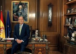 El Rey se dirige a los españoles desde el Palacio de la Zarzuela en su tradicional mensaje de Navidad. / Efe/