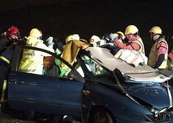 Los servicios de emergencia rescatan a los ocupantes de un vehículo accidentado en la M-40. / Efe/