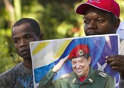 Seguidores de Chavez con una foto del mandatario. / Erika Santelices (Afp)/