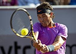 Nadal devuelve una bola durante el partido ante Gimeno-Traver. / Martin Bernetti (Afp)/