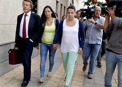 Saida Prieto (d), acompañada de su madre y abogado./ Efe/