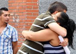 Los afectados se funden en un abrazo al conocer el aplazamiento. / Iván Abio | Virginia Carrasco/