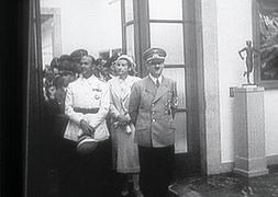 Hitler, durante la visita a un museo. / Archivo/
