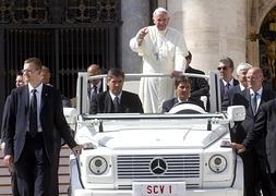 El Papa Francisco, en la plaza de San Pedro de Roma. / Efe/