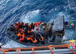 Inmigrantes indocumentados que viajaban a bordo de una barcaza rescatada a principios de enero en Lampedusa. / Efe/
