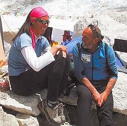 Calma. Pasaban y Oiarzabal, en el Himalaya. :: FERNANDO. J. PÉREZ/
