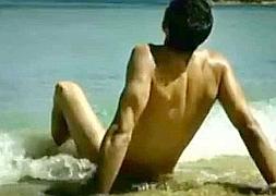 Un espectacular modelo promociona el uso de la Tarjeta Sanitaria Europea