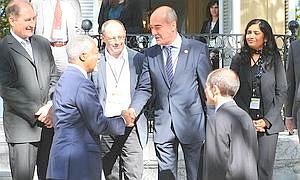 Izagirre y Garitano saludan a Kofi Annan. /Ignacio Pérez/