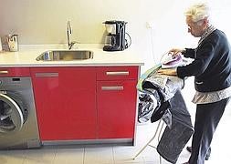 Una residente plancha la ropa en uno de los módulos del centro gerontológico Lamourous de Donostia. :: LUSA/