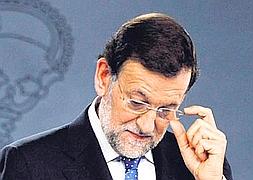 El presidente Rajoy, durante la comparecencia del viernes, cuando admitió por primera vez la posibilidad de pedir ayuda al fondo de rescate europeo. :: REUTERS/