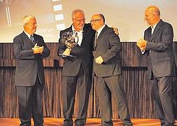 Koldo Okariz, Javier Aguirresarobe, José Luis Rebordinos y Carlos Ruiz, en la entrega del galardón en la sala de Kutxa. :: JOSÉ MARI LÓPEZ/
