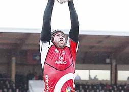 Touche. Xabi Lerma salta para coger el oval. :: JOSETXO MARÍN/