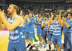 Los jugadores de Sito Alonso aplauden a los aficionados al término del partido. La alegría se desbordó tras conseguir la primera victoria en Illumbe. :: MICHELENA/