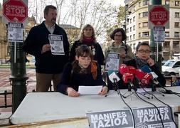 Miembros de Stop Desahucios Gipuzkoa durante la rueda de prensa. /G. Rivas/