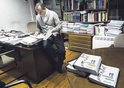 Previsión de 2013. El delegado de Hacienda y Desarrollo Económico, Miguel Ángel Páez, repasa los volumenes del borrador de presupuestos para el próximo año. :: F. DE LA HERA/
