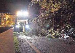 Los dos carriles de la carretera N-634 quedaron cortados al tráfico a causa del desprendimiento. :: AITOR ZABALA/