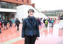 Amaia Arzamendi, directora del colegio San Ignacio de San Sebastián, en el patio del centro./ Mikel Fraile/