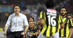 Ilusionado. Beñat San José se dirige a dos jugadores suyos del Al Ittihad en el duelo de semifinales ante Al Fateh. :: DV/