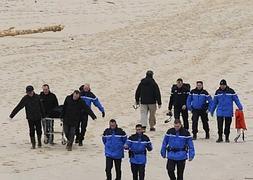 Evacuación del cadáver aparecido en una playa de Capbreton. /Foto: Sudouest/