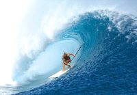 Laird Hamilton surfea, en la modalidad de Stand up paddle, una ola espectacular. El norteamericano ha sido el inventor de muchas de las especialidades del surf./
