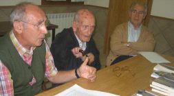 Gillermo Etxeberria, Joakin Arostegi eta Mikel Atxaga aurkezpenean./