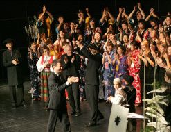 Todos los premiados compartieron el escenario al final de la ceremonia./
