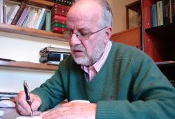 Xosé Estévez, nuevo cofrade de honor de la Cofradía donostiarra, en su despacho./
