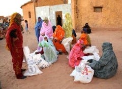 Un grupo de mujeres saharauis recibiendo ayuda solidaria./
