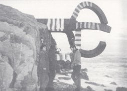 Tres miembros de Cloc después de haber pintado El peine del viento en enero de 1980./